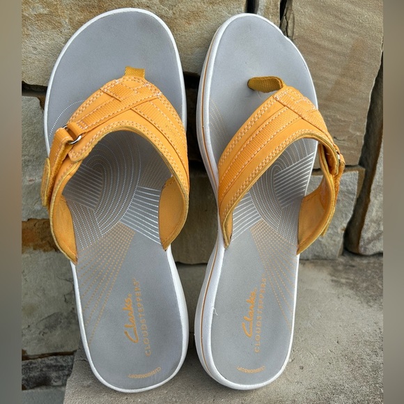 Clarks Cloud steppers Sport thong sandal in vibrant YellowFlip-Flops Sz- 8. O - Picture 3 of 12